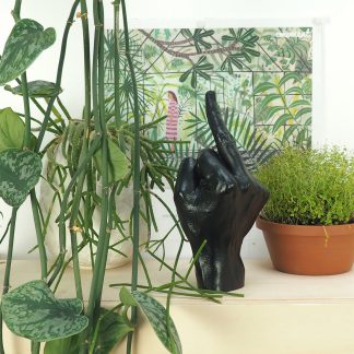 Degetul mijlociu, Sculptura tabu, Black