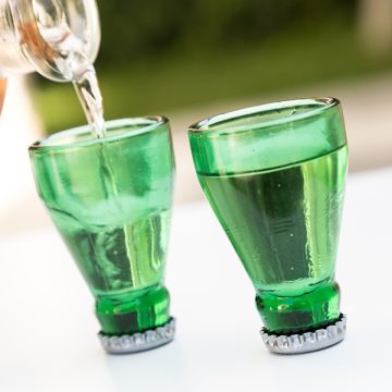 Doua pahare shot gat sticla de bere