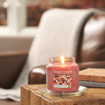 Lumanare parfumata Yankee Candle cinnamon stick Borcan mediu