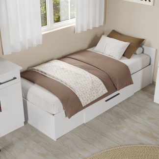 Pat o persoana Mihai Alb cu lada