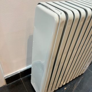 PRODUS RESIGILAT SAU USOR LOVIT DAR IN PERFECTA STARE DE FUNCTIONARE !!! Calorifer TESY CC 3012 E05 R 3000 W 12 elementi 3 trepte de putere Termostat de siguranta Termostat reglabil Protectie anti-inghet