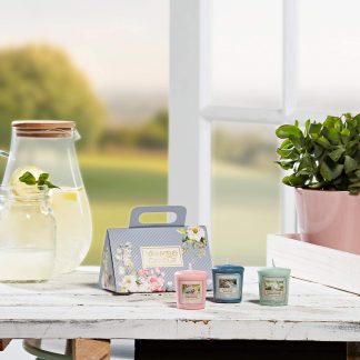 Set cadou lumanari parfumate Yankee Candle 3 votive garden hideaway purse