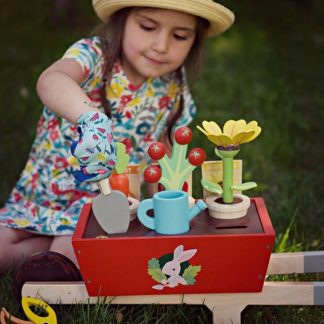 Set jucarii din lemn Roaba cu unelte de gradina, 31 piese